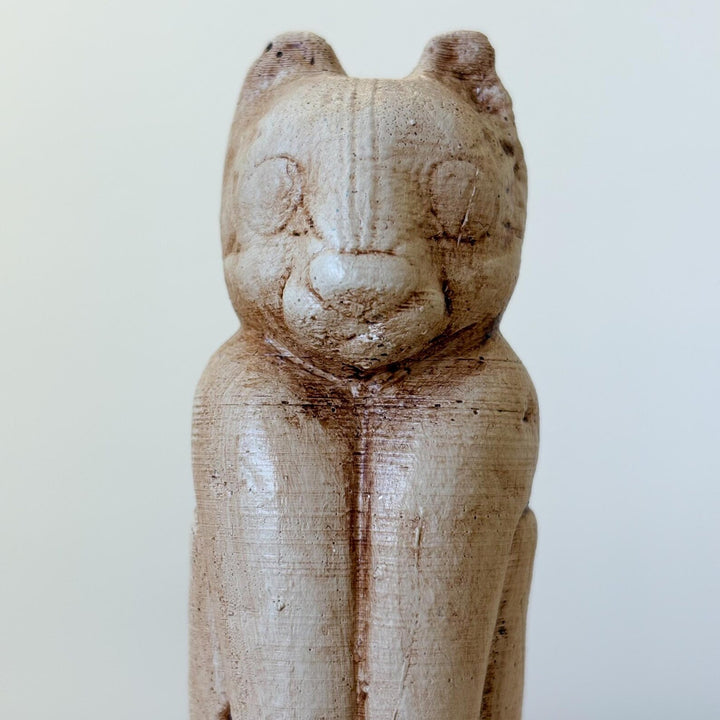 Marco Cat heykeli makro detay fotoğrafı. Antropomorfik kedi figürünün yüzey dokusunu ve patina detaylarını gösteren yakın çekim görüntü. ArkeoArt tarafından üretilmiş bu Calusa statue replica, Marco Island’da keşfedilen ünlü arkeolojik figürden ilham alır. Ahşap dokusunu andıran yüzeyiyle prehistoric american art ve anthropology koleksiyonları için dikkat çekici bir dekoratif eserdir.