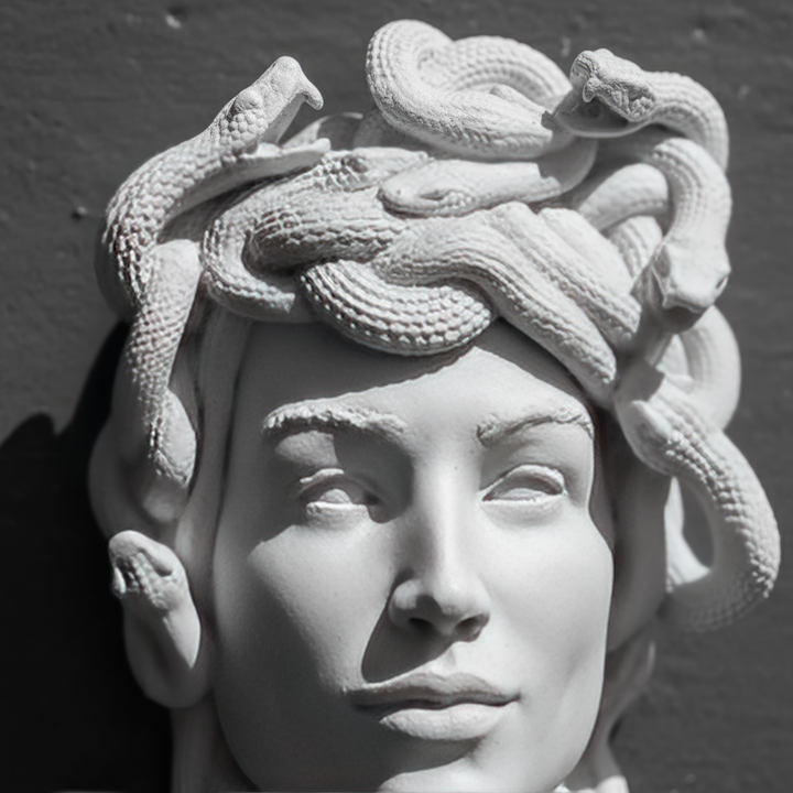 Medusa Duvar Büstü’nün yüzünü, yılanlı saçlarını ve heykelsi yüzey dokusunu yakından gösteren makro detay. Gorgon Medusa’nın güçlü kadın yüzü ile çevresindeki kıvrımlı yılanların ayrıntıları, Antik Yunan mitolojisinin en ikonik figürlerinden birini çağdaş bir duvar heykelinde yeniden yorumluyor. Mitoloji, klasik sanat ve koleksiyonluk dekor için detaylı Medusa Wall Sculpture by ArkeoArt.