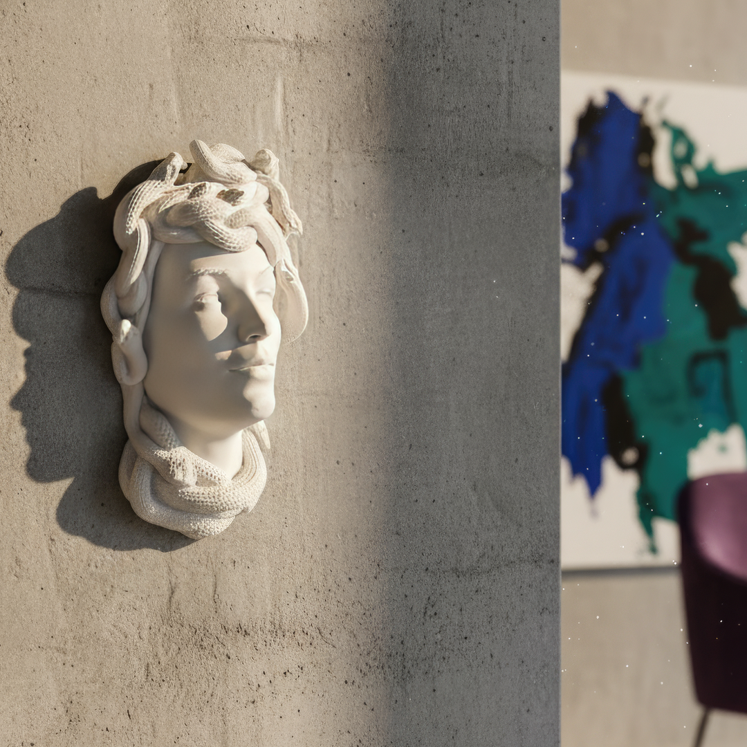Soft ve doğal tonların kullanıldığı modern iç mekânda çapraz açıdan sergilenen Medusa Duvar Büstü. Antik Yunan mitolojisinin Gorgon Medusa figüründen esinlenen heykel; yılanlı saçları, kadın yüzü ve üç boyutlu formuyla duvarda heykelsi bir odak noktası yaratıyor. Modern, eklektik ve mitolojik iç mekânlarda kullanılabilen el yapımı Medusa duvar heykeli by ArkeoArt.