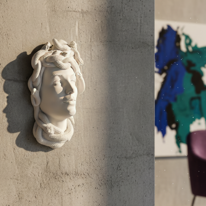 Soft ve doğal tonların kullanıldığı modern iç mekânda çapraz açıdan sergilenen Medusa Duvar Büstü. Antik Yunan mitolojisinin Gorgon Medusa figüründen esinlenen heykel; yılanlı saçları, kadın yüzü ve üç boyutlu formuyla duvarda heykelsi bir odak noktası yaratıyor. Modern, eklektik ve mitolojik iç mekânlarda kullanılabilen el yapımı Medusa duvar heykeli by ArkeoArt.