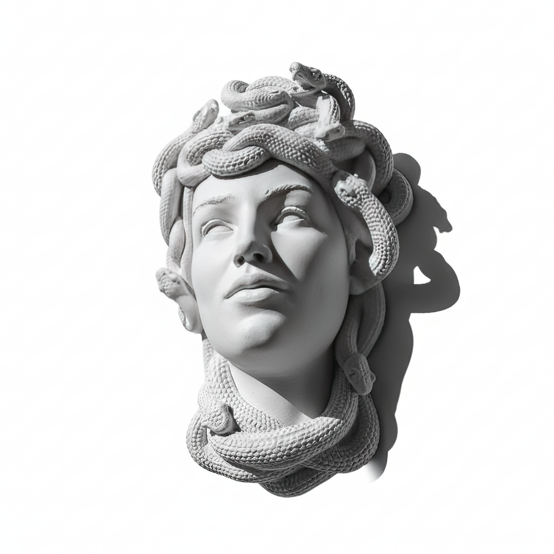Beyaz arka planda çapraz açıdan görüntülenen Medusa Duvar Büstü ve üç boyutlu yılan detayları. Gorgon Medusa’nın karakteristik yılanlı saçlarından esinlenen tasarım, bu perspektifte heykelin derinliğini, yan formunu ve kabartmalı yüzeyini ortaya çıkarıyor. Antik Yunan mitolojisi, Medusa heykeli ve mitolojik duvar dekoru koleksiyonları için el yapımı Medusa Wall Bust by ArkeoArt.