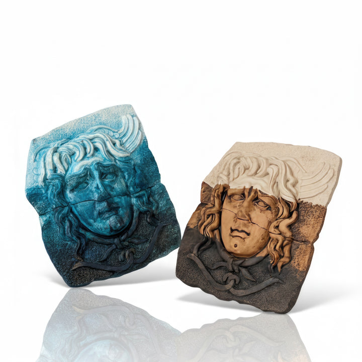 “Two handcrafted Medusa relief sculptures in blue and natural tones displayed on a reflective white background. Inspired by ancient Greek mythology, these wall art pieces represent feminine strength and classical beauty — ideal for collectors and interior decor.”
TR:
“Mavi ve doğal tonlarda iki el yapımı Medusa rölyefi, yansıtıcı beyaz bir zemin üzerinde sergilenmiş. Antik Yunan mitolojisinden esinlenen bu duvar sanatları, dişil gücü ve klasik güzelliği simgeler — koleksiyonerler ve iç mekan dekorasyonu içi