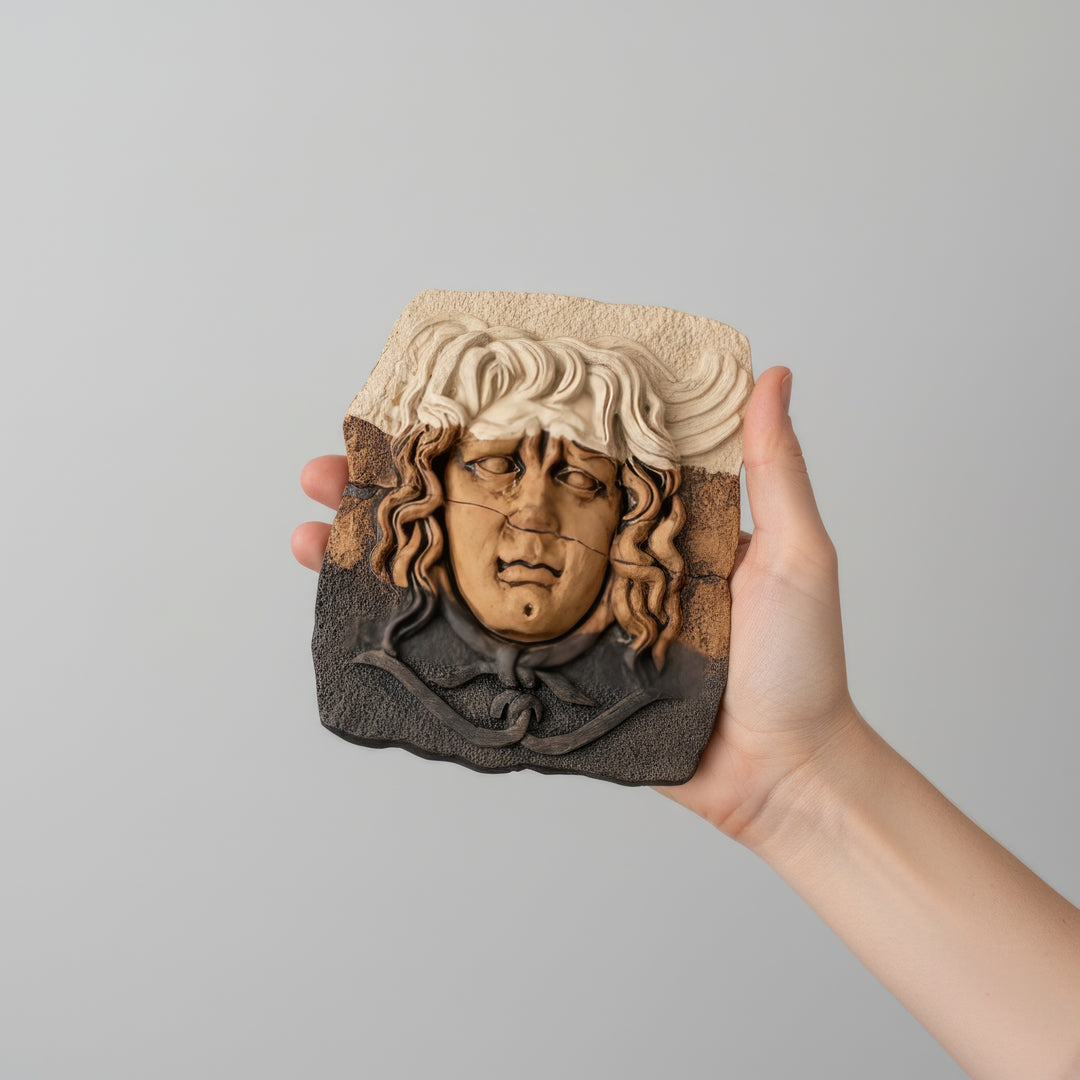 “Hand holding the Medusa relief sculpture to show realistic scale and handcrafted texture. A museum-quality Greek mythology piece designed for art collectors and classical wall decor lovers.”
TR:
“Medusa rölyef heykelini tutan el — gerçek boyutu ve el işçiliği dokusunu gösterir. Sanat koleksiyonerleri ve klasik duvar dekoru sevenler için tasarlanmış müze kalitesinde bir Yunan mitolojisi eseri.”