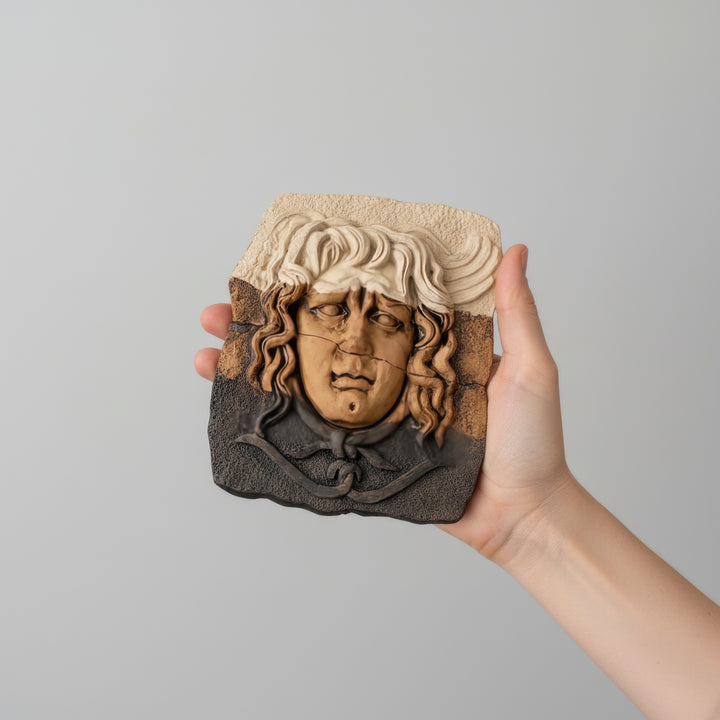 “Hand holding the Medusa relief sculpture to show realistic scale and handcrafted texture. A museum-quality Greek mythology piece designed for art collectors and classical wall decor lovers.”
TR:
“Medusa rölyef heykelini tutan el — gerçek boyutu ve el işçiliği dokusunu gösterir. Sanat koleksiyonerleri ve klasik duvar dekoru sevenler için tasarlanmış müze kalitesinde bir Yunan mitolojisi eseri.”