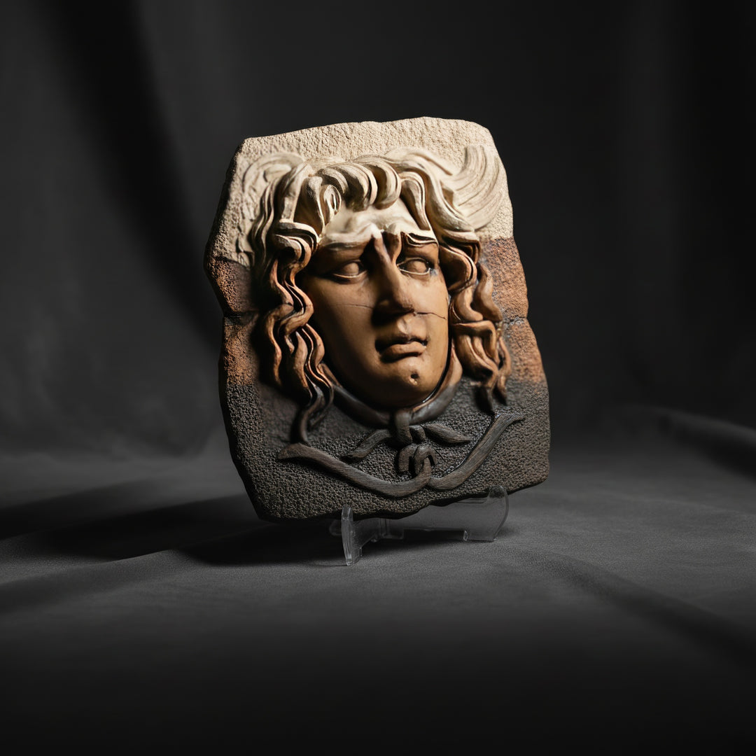 “Medusa relief sculpture photographed with dramatic studio lighting and dark backdrop. The deep shadows emphasize the carved details and mythological intensity of the piece.”
TR:
“Koyu arka plan ve dramatik stüdyo ışığıyla çekilmiş Medusa rölyefi. Derin gölgeler, oyma detayları ve eserin mitolojik gücünü vurgular.”