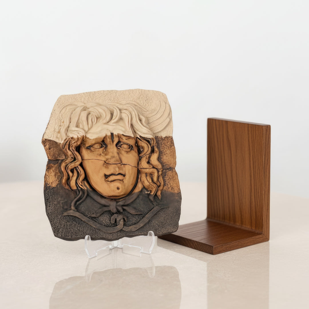 “Medusa relief sculpture showcased on a clear stand under warm natural sunlight, highlighting its fine texture and earthy tones. Perfect for boho, classic, or archaeological home decor themes.”
TR:
“Şeffaf stand üzerinde sıcak doğal güneş ışığı altında sergilenen Medusa rölyefi — ince dokusunu ve toprak tonlarını vurguluyor. Boho, klasik veya arkeolojik ev dekoru temaları için mükemmel.”