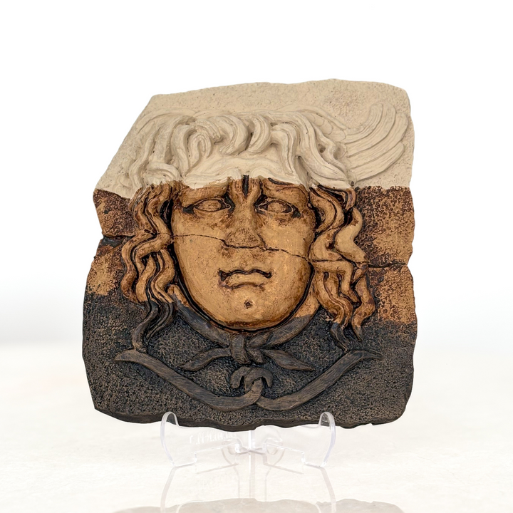 “Medusa relief sculpture showcased on a clear stand under warm natural sunlight, highlighting its fine texture and earthy tones. Perfect for boho, classic, or archaeological home decor themes.”
TR:
“Şeffaf stand üzerinde sıcak doğal güneş ışığı altında sergilenen Medusa rölyefi — ince dokusunu ve toprak tonlarını vurguluyor. Boho, klasik veya arkeolojik ev dekoru temaları için mükemmel.”
