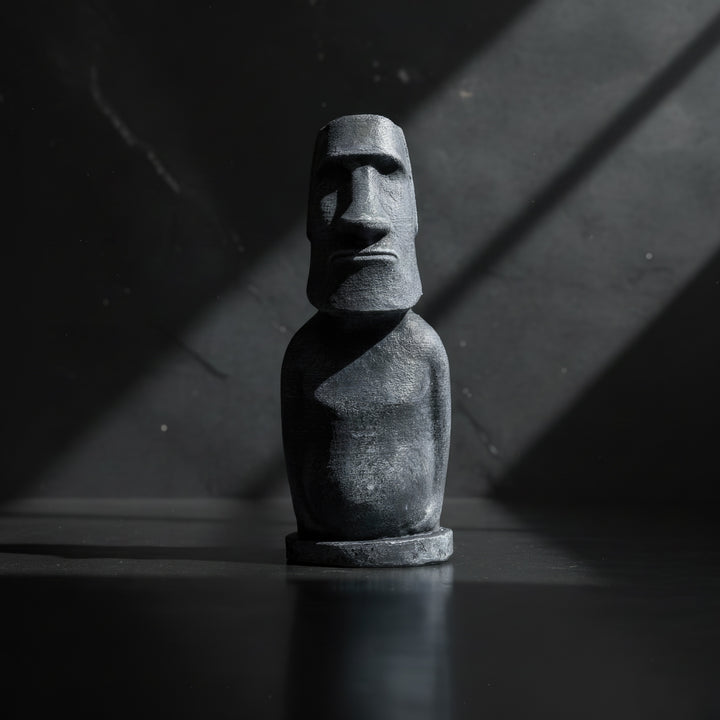 “Moai statue illuminated on a dark background — emphasizing its monumental presence and ancient volcanic texture.”
TR:
“Koyu fonda ışıkla aydınlatılmış Moai heykeli; anıtsal varlığını ve antik volkanik dokusunu vurguluyor.”