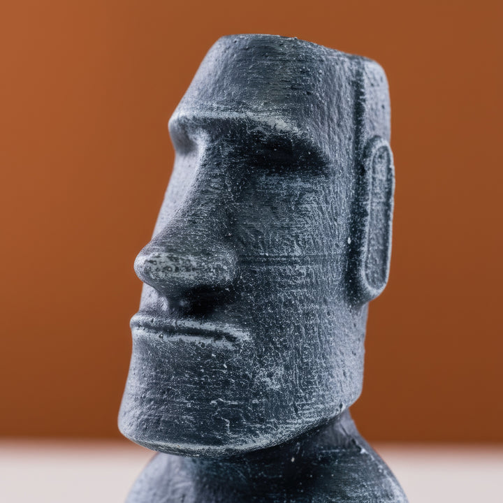 “Close-up of the Moai’s serene facial features showing fine carving lines and matte stone surface reminiscent of Easter Island originals.”
TR:
“Moai’nin dingin yüz hatlarının yakın planı; Paskalya Adası orijinallerini andıran zarif oyma çizgilerini ve mat taş dokusunu sergiliyor.”
