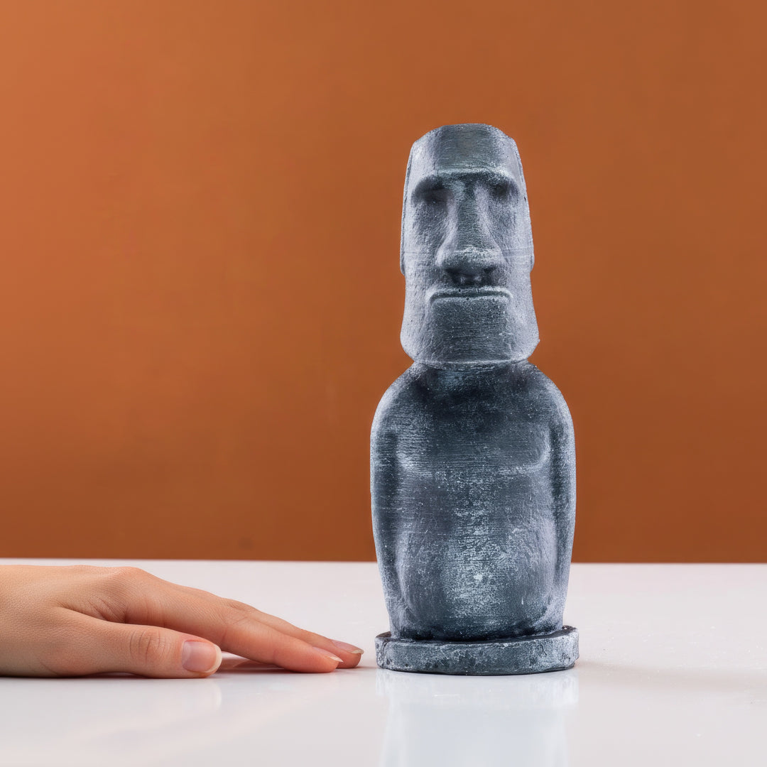 “Moai sculpture held by hand to show its size and handcrafted volcanic stone texture — symbolizing strength, protection, and ancient Polynesian craftsmanship.”
TR:
“El ile tutulan Moai heykeli; el işçiliği volkanik taş dokusunu, gücü, korumayı ve antik Polinezya ustalığını temsil ediyor.”