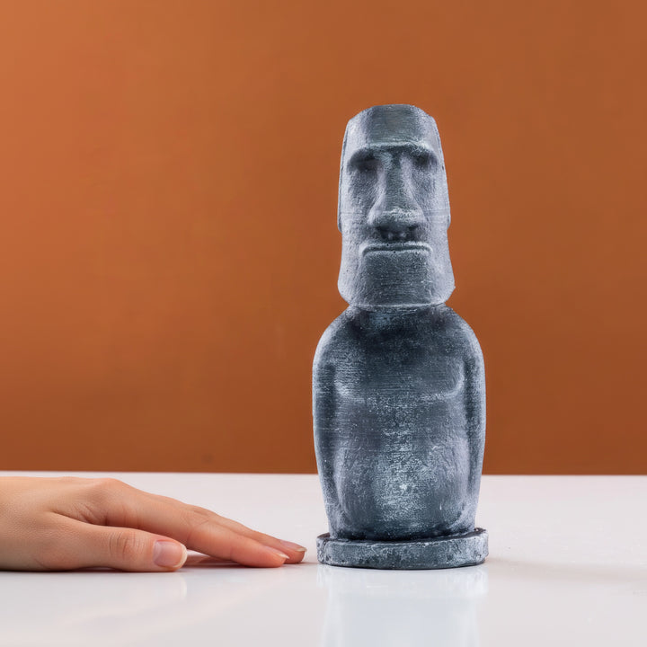 “Moai sculpture held by hand to show its size and handcrafted volcanic stone texture — symbolizing strength, protection, and ancient Polynesian craftsmanship.”
TR:
“El ile tutulan Moai heykeli; el işçiliği volkanik taş dokusunu, gücü, korumayı ve antik Polinezya ustalığını temsil ediyor.”