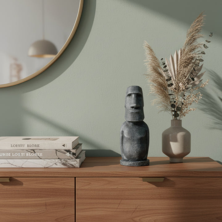 EN:
“Moai Statue placed in a boho-style living room beside dried palms and neutral ceramics — merging ancient energy with modern interior calm.”
TR:
“Kuru palmiyeler ve nötr seramiklerle çevrili boho tarzı bir oturma odasında sergilenen Moai heykeli; antik enerjiyi modern iç mekân huzuruyla buluşturuyor.”