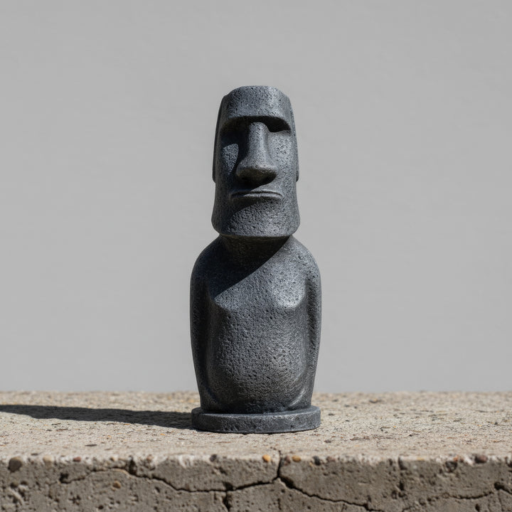 “Rapa Nui Moai placed on a marble surface with natural daylight reflections — highlighting its handcrafted contours and earthy tones.”
TR:
“Doğal gün ışığı yansımalarıyla mermer yüzey üzerinde duran Rapa Nui Moai; el işçiliği hatlarını ve toprak tonlarını vurguluyor.”