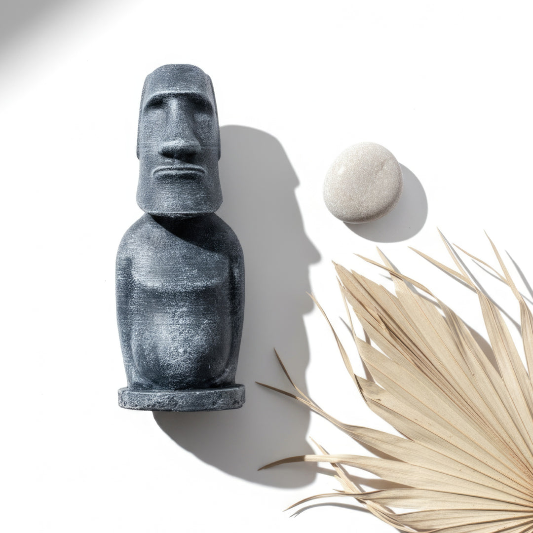 “Top-down shot of the Moai sculpture showing its carved texture and proportion — symbolizing timeless endurance of ancient civilizations.”
TR:
“Tepeden çekilmiş Moai heykeli; oyma dokusunu ve oranlarını göstererek antik uygarlıkların zamansız dayanıklılığını simgeliyor.”