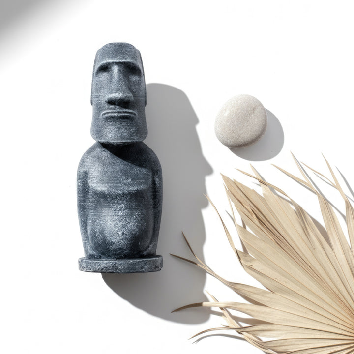 “Top-down shot of the Moai sculpture showing its carved texture and proportion — symbolizing timeless endurance of ancient civilizations.”
TR:
“Tepeden çekilmiş Moai heykeli; oyma dokusunu ve oranlarını göstererek antik uygarlıkların zamansız dayanıklılığını simgeliyor.”