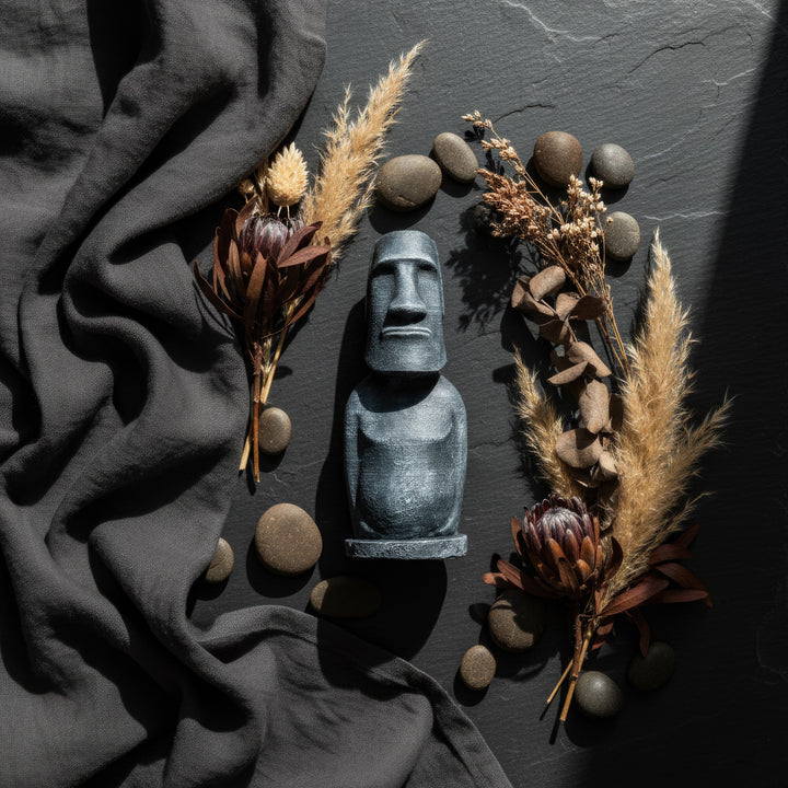 “Top-down shot of the Moai sculpture showing its carved texture and proportion — symbolizing timeless endurance of ancient civilizations.”
TR:
“Tepeden çekilmiş Moai heykeli; oyma dokusunu ve oranlarını göstererek antik uygarlıkların zamansız dayanıklılığını simgeliyor.”