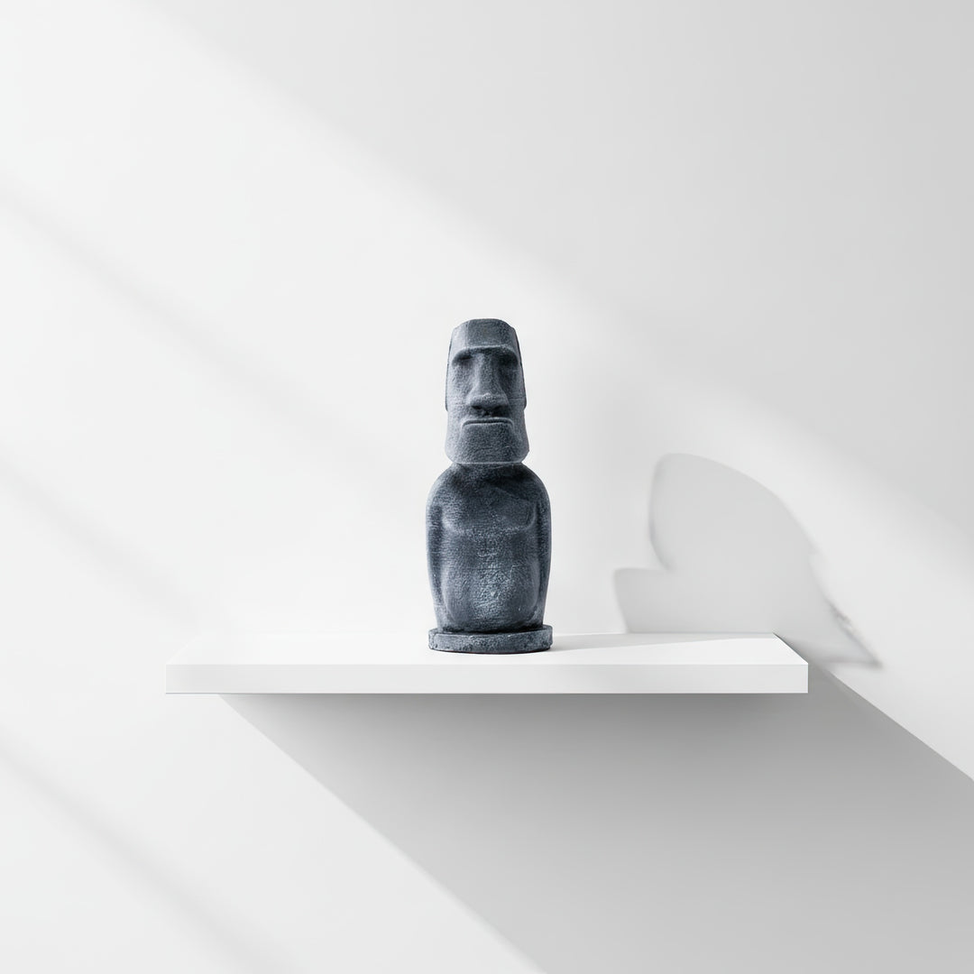 “Front view of the Rapa Nui Moai Replica against a white background — minimalist studio shot highlighting sculptural form and balance.”
TR:
“Beyaz arka plan önünde Rapa Nui Moai replikasının ön cepheden görünümü; heykelsi formu ve dengesini öne çıkaran minimalist bir stüdyo çekimi.”