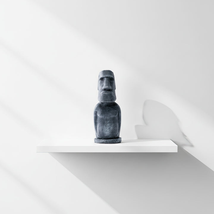 “Front view of the Rapa Nui Moai Replica against a white background — minimalist studio shot highlighting sculptural form and balance.”
TR:
“Beyaz arka plan önünde Rapa Nui Moai replikasının ön cepheden görünümü; heykelsi formu ve dengesini öne çıkaran minimalist bir stüdyo çekimi.”