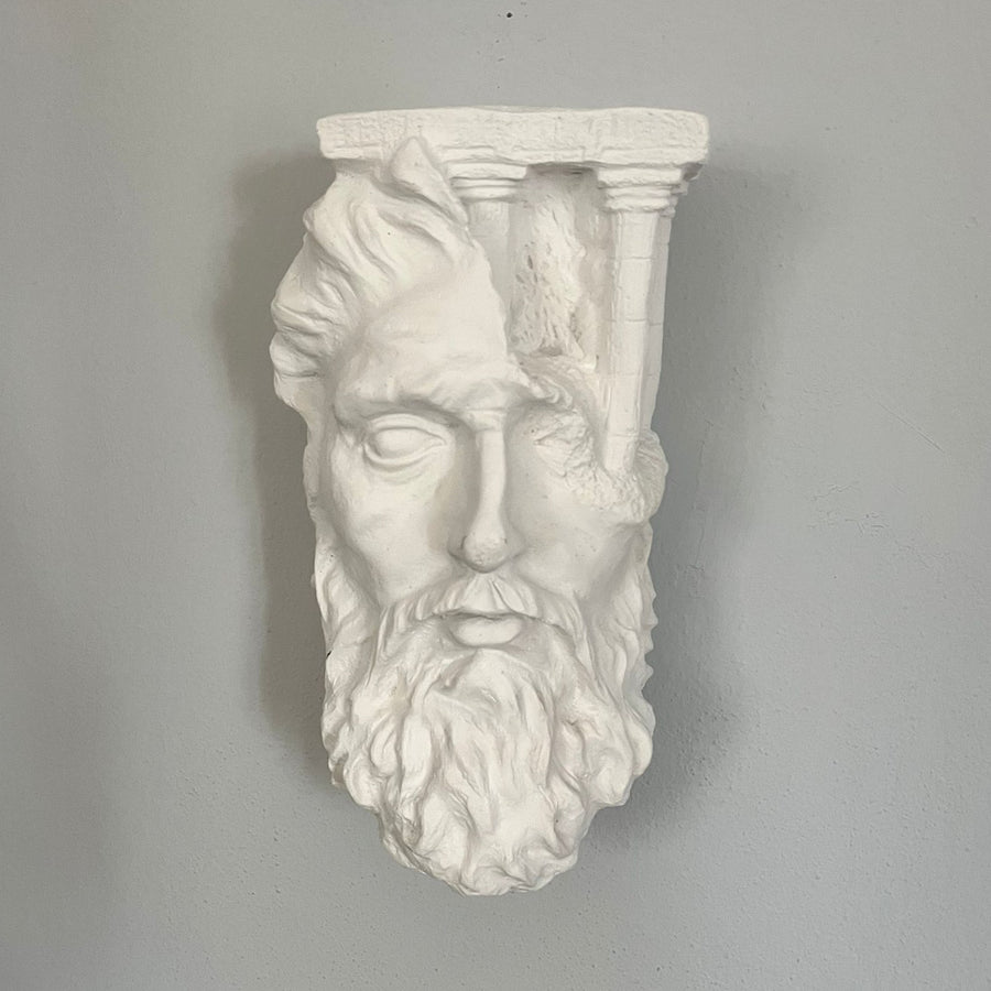 El yapımı Olimposlu Zeus Duvar Büstü, antik Yunan mitolojisinin en güçlü tanrısının heybetini duvarlarınıza taşır. Müze kalitesinde reçine malzeme ile üretilmiş, el boyaması detaylarla işlenmiş bu dekoratif büst; pagan, gotik ve klasik sanat tutkunları için ideal bir seçimdir. ArkeoArt sanatçıları tarafından titizlikle hazırlanan bu eser, mitoloji meraklıları, koleksiyoncular ve antik dekor severler için benzersiz bir atmosfer yaratır.