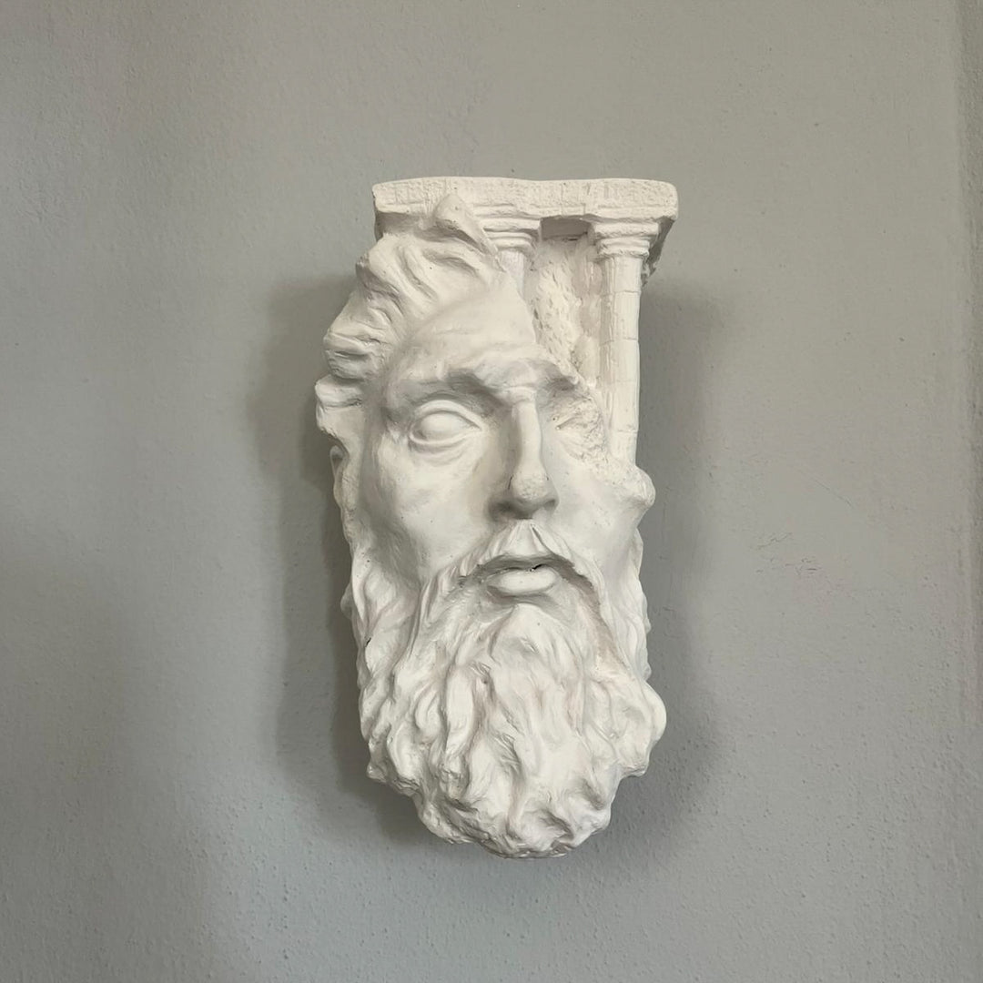 El yapımı Olimposlu Zeus Duvar Büstü, antik Yunan mitolojisinin en güçlü tanrısının heybetini duvarlarınıza taşır. Müze kalitesinde reçine malzeme ile üretilmiş, el boyaması detaylarla işlenmiş bu dekoratif büst; pagan, gotik ve klasik sanat tutkunları için ideal bir seçimdir. ArkeoArt sanatçıları tarafından titizlikle hazırlanan bu eser, mitoloji meraklıları, koleksiyoncular ve antik dekor severler için benzersiz bir atmosfer yaratır.
