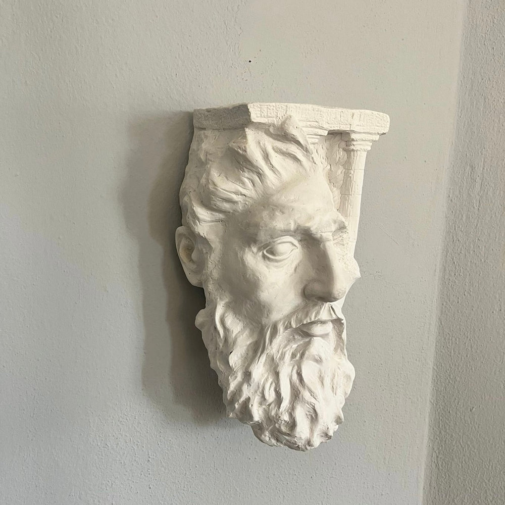 El yapımı Olimposlu Zeus Duvar Büstü, antik Yunan mitolojisinin en güçlü tanrısının heybetini duvarlarınıza taşır. Müze kalitesinde reçine malzeme ile üretilmiş, el boyaması detaylarla işlenmiş bu dekoratif büst; pagan, gotik ve klasik sanat tutkunları için ideal bir seçimdir. ArkeoArt sanatçıları tarafından titizlikle hazırlanan bu eser, mitoloji meraklıları, koleksiyoncular ve antik dekor severler için benzersiz bir atmosfer yaratır.