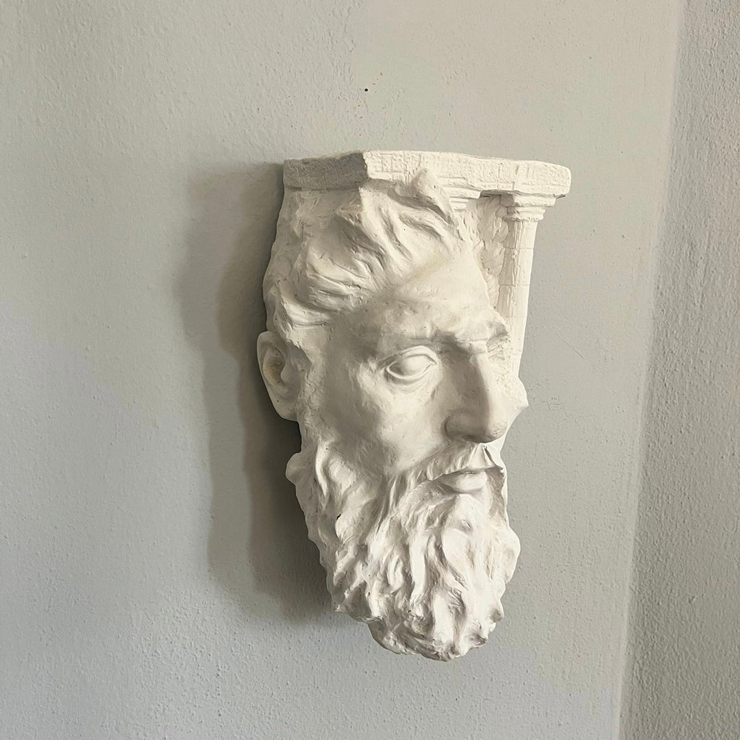 El yapımı Olimposlu Zeus Duvar Büstü, antik Yunan mitolojisinin en güçlü tanrısının heybetini duvarlarınıza taşır. Müze kalitesinde reçine malzeme ile üretilmiş, el boyaması detaylarla işlenmiş bu dekoratif büst; pagan, gotik ve klasik sanat tutkunları için ideal bir seçimdir. ArkeoArt sanatçıları tarafından titizlikle hazırlanan bu eser, mitoloji meraklıları, koleksiyoncular ve antik dekor severler için benzersiz bir atmosfer yaratır.
