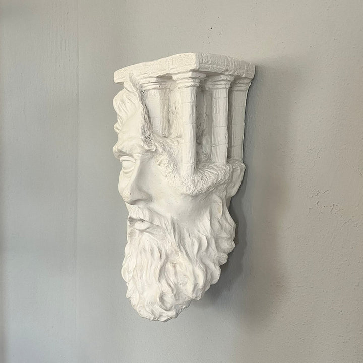 El yapımı Olimposlu Zeus Duvar Büstü, antik Yunan mitolojisinin en güçlü tanrısının heybetini duvarlarınıza taşır. Müze kalitesinde reçine malzeme ile üretilmiş, el boyaması detaylarla işlenmiş bu dekoratif büst; pagan, gotik ve klasik sanat tutkunları için ideal bir seçimdir. ArkeoArt sanatçıları tarafından titizlikle hazırlanan bu eser, mitoloji meraklıları, koleksiyoncular ve antik dekor severler için benzersiz bir atmosfer yaratır.