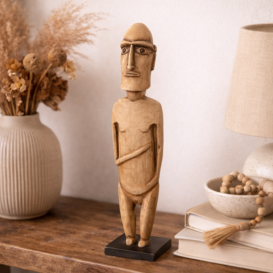 Pa‘a Pa‘a Rapa Nui heykeli kitaplık üzerinde lifestyle ortamda sergilenmektedir. Easter Island tribal figürü, kitaplar ve doğal dekoratif objelerle birlikte kullanıldığında Polinezya sanatının ruhani ve kültürel estetiğini yaşam alanlarına taşır.