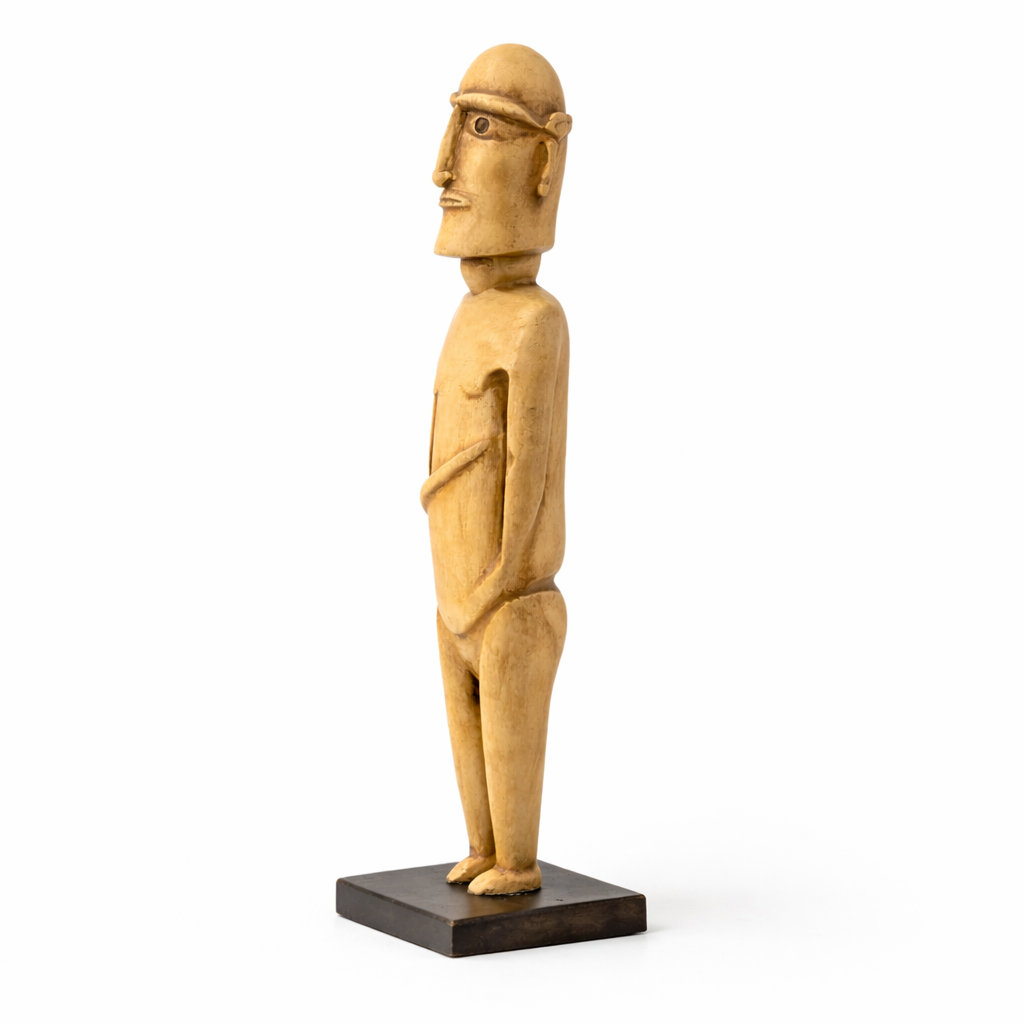 Pa‘a Pa‘a Rapa Nui figürü yan açıdan beyaz arka planda sergilenmektedir. Stilize insan formu ve sade geometrik yapısıyla bu Easter Island heykeli, Polinezya kültürünün sembolik sanat anlayışını yansıtır ve koleksiyon dekoru için güçlü bir estetik sunar.