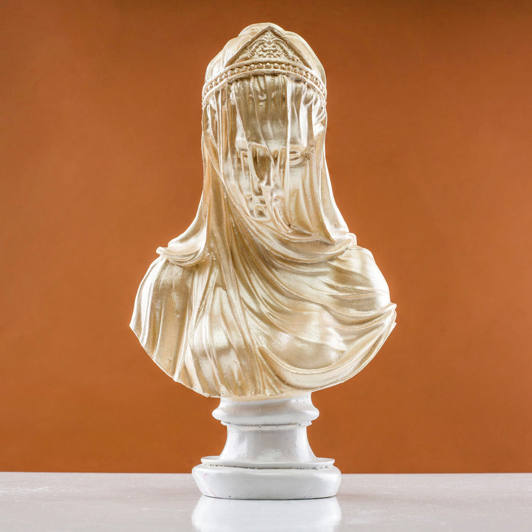 Peçeli Meryem Ana büstü ArkeoArt konsept arka planda sergilenmiş, Katolik Madonna heykeli ruhani huzur ve zarafet temalı dini dekor, şampanya patina yüzeyli premium sanat eseri by ArkeoArt