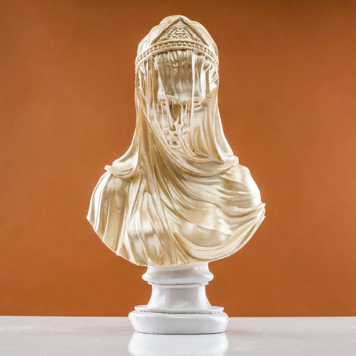 Peçeli Meryem Ana büstü ArkeoArt konsept arka planda sergilenmiş, Katolik Madonna heykeli ruhani huzur ve zarafet temalı dini dekor, şampanya patina yüzeyli premium sanat eseri by ArkeoArt