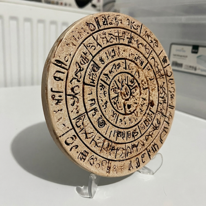 Phaistos Diski’nin beyaz arka planda yan açıdan görünümü. Spiral sembolleri, aged terracotta yüzeyi ve antik Minos estetiğiyle dikkat çeken bu collectible artifact; mythology decor ve archaeology collection konseptleri için tasarlanmıştır by ArkeoArt