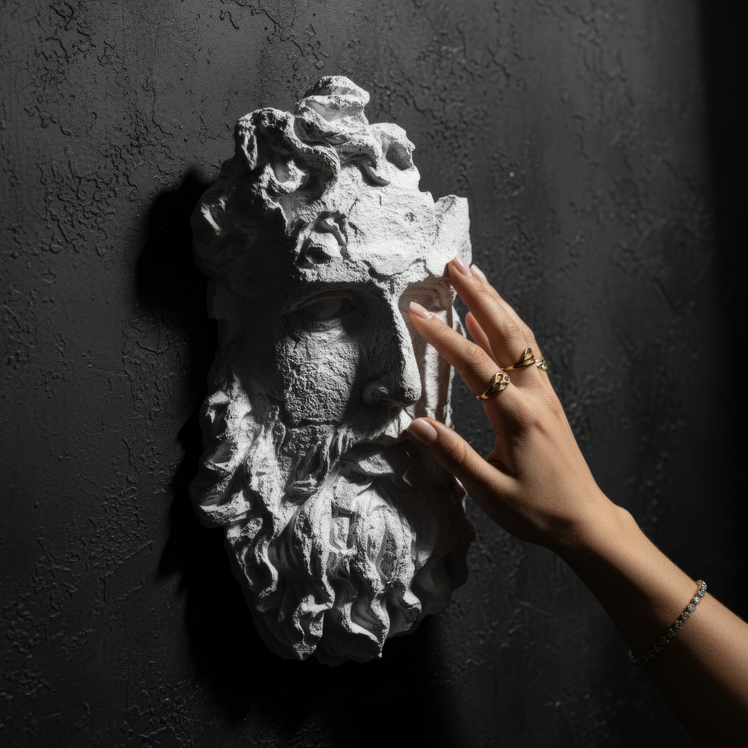 “Hand holding the Poseidon wall bust to show realistic size and handcrafted marble texture. Each detail reflects Greek artistry — from the flowing beard to the serene expression of the sea god.”
TR:
“Gerçek boyutu göstermek için tutulan Poseidon duvar büstü — el yapımı mermer dokusu ve detaylı işçiliğiyle öne çıkıyor. Akan sakalı ve deniz tanrısının huzurlu ifadesiyle Yunan sanatının inceliklerini yansıtır.”