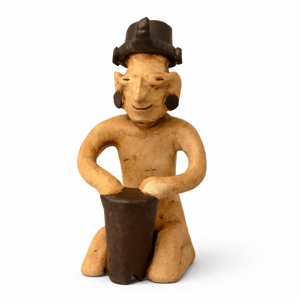 Pre-Columbian Jalisco davulcu figürü replikası ön açıdan beyaz arka planda sergilenmektedir. Batı Meksika seramik müzisyen heykelinden ilham alan bu müze kalitesinde arkeolojik figür, davul çalan formu ve detaylı yüzey dokusu ile dikkat çeker. Koleksiyon, kitaplık ve ofis dekoru için ideal bir parçadır.