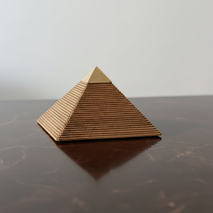 Mermer zemin üzerinde sergilenen Giza Piramidi Heykeli – piramidin yüzey detayları, taş doku ve antik işçilik etkileyici biçimde yansıtılmıştır. / Pyramid of Giza sculpture displayed on marble surface – close-up of detailed stone texture and handcrafted finish, ArkeoArt Egyptian decor replica.