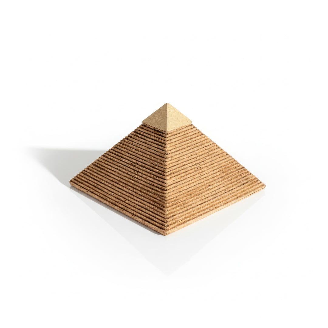 Gize Piramidi Heykeli – Antik Mısır’ın ikonik sembolü olan el yapımı minyatür piramit replikası. Modern dekorasyon ve tarihsel koleksiyonlar için müze kalitesinde detaylandırılmış. / Pyramid of Giza Statue – Handmade Egyptian pyramid replica symbolizing ancient civilization, museum-quality historical decor by ArkeoArt, perfect for collectors and home styling.