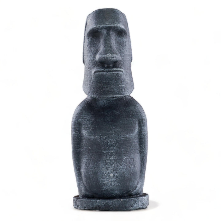 “Front view of the Rapa Nui Moai Replica against a white background — minimalist studio shot highlighting sculptural form and balance.”
TR:
“Beyaz arka plan önünde Rapa Nui Moai replikasının ön cepheden görünümü; heykelsi formu ve dengesini öne çıkaran minimalist bir stüdyo çekimi.”