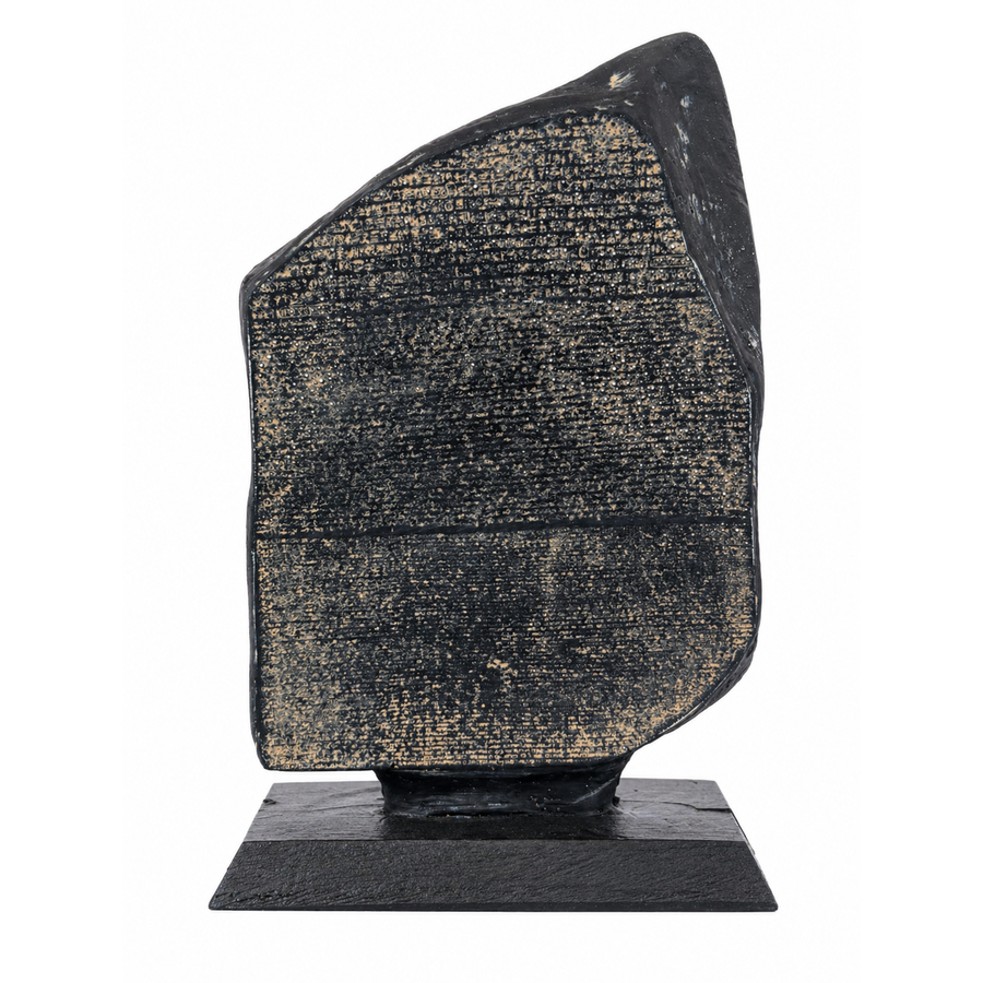 Rosetta Taşı replikası ön görünüm, beyaz arka plan üzerinde detaylı hiyeroglif yazılar ve taş dokusu net şekilde görülmektedir. Antik Mısır’dan ilham alan bu dekoratif tablet, British Museum eserine dayalı müze kalitesinde koleksiyon objesidir. Arkeoloji dekoru, tarih meraklıları ve akademik ortamlar için ideal ArkeoArt ürünü.