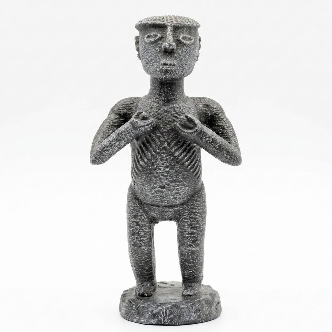 Senufo Kadın Ritüel Figürü Afrika heykeli taş renkli yüzeyi ile ön görünüm. Batı Afrika Senufo kültüründen esinlenen stilize kadın figürü formu ve arkeolojik taş dokusu ile Afrika tribal sanatını temsil eden antropolojik dekoratif heykel by ArkeoArtDesign
