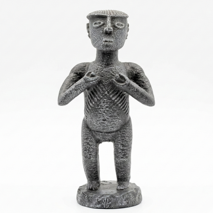 Senufo Kadın Ritüel Figürü Afrika heykeli taş renkli yüzeyi ile ön görünüm. Batı Afrika Senufo kültüründen esinlenen stilize kadın figürü formu ve arkeolojik taş dokusu ile Afrika tribal sanatını temsil eden antropolojik dekoratif heykel by ArkeoArtDesign