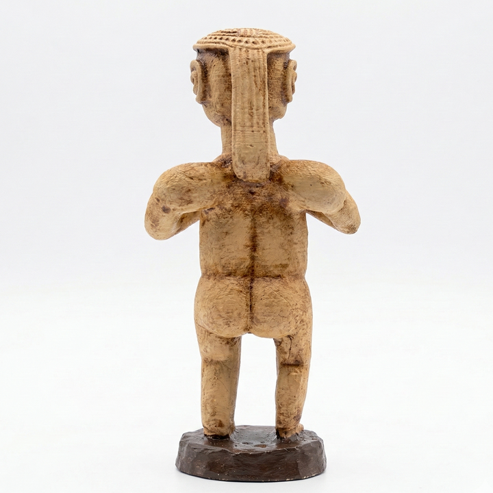 Senufo Kadın Ritüel Figürü Afrika heykeli arka görünümü. Batı Afrika Senufo sanatından ilham alan stilize kadın figürü formu ve bej toprak tonlu arkeolojik yüzey dokusu ile Afrika kültürü ve antropoloji temalı dekoratif heykel by ArkeoArtDesign