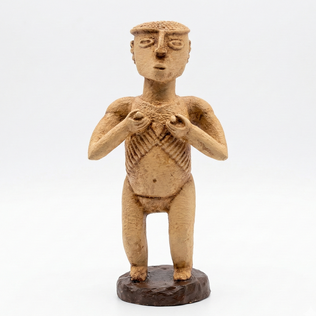Senufo Kadın Ritüel Figürü Afrika heykeli, Batı Afrika Senufo kültüründen esinlenen antropolojik sanat replikası. Bej toprak tonlu yüzeyi ve stilize formu ile Afrika tribal sanatını temsil eden heykelin ön görünümü. Afrika sanat dekoru ve etnografik koleksiyon objesi by ArkeoArtDesign