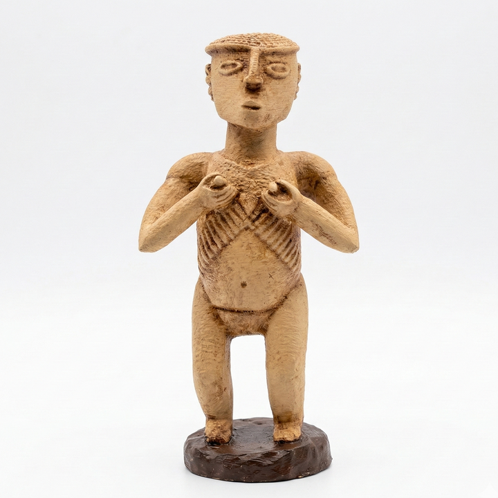 Senufo Kadın Ritüel Figürü Afrika heykeli, Batı Afrika Senufo kültüründen esinlenen antropolojik sanat replikası. Bej toprak tonlu yüzeyi ve stilize formu ile Afrika tribal sanatını temsil eden heykelin ön görünümü. Afrika sanat dekoru ve etnografik koleksiyon objesi by ArkeoArtDesign