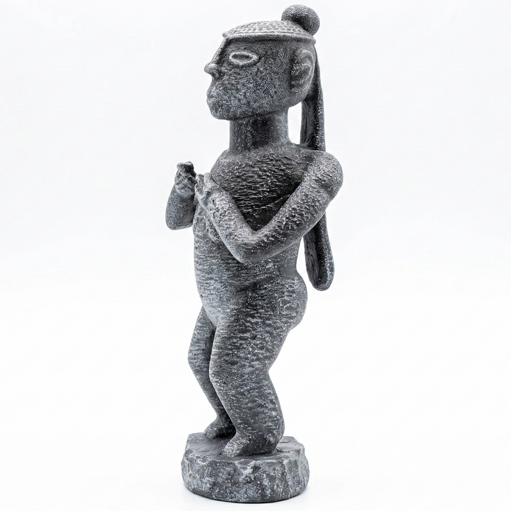 Senufo Kadın Ritüel Figürü taş renk Afrika heykeli ön çapraz açıdan görünüm. Batı Afrika Senufo kültüründen ilham alan stilize kadın figürü ve taş görünümlü yüzey dokusu ile Afrika sanat dekoru ve etnografik koleksiyon objesi by ArkeoArtDesign