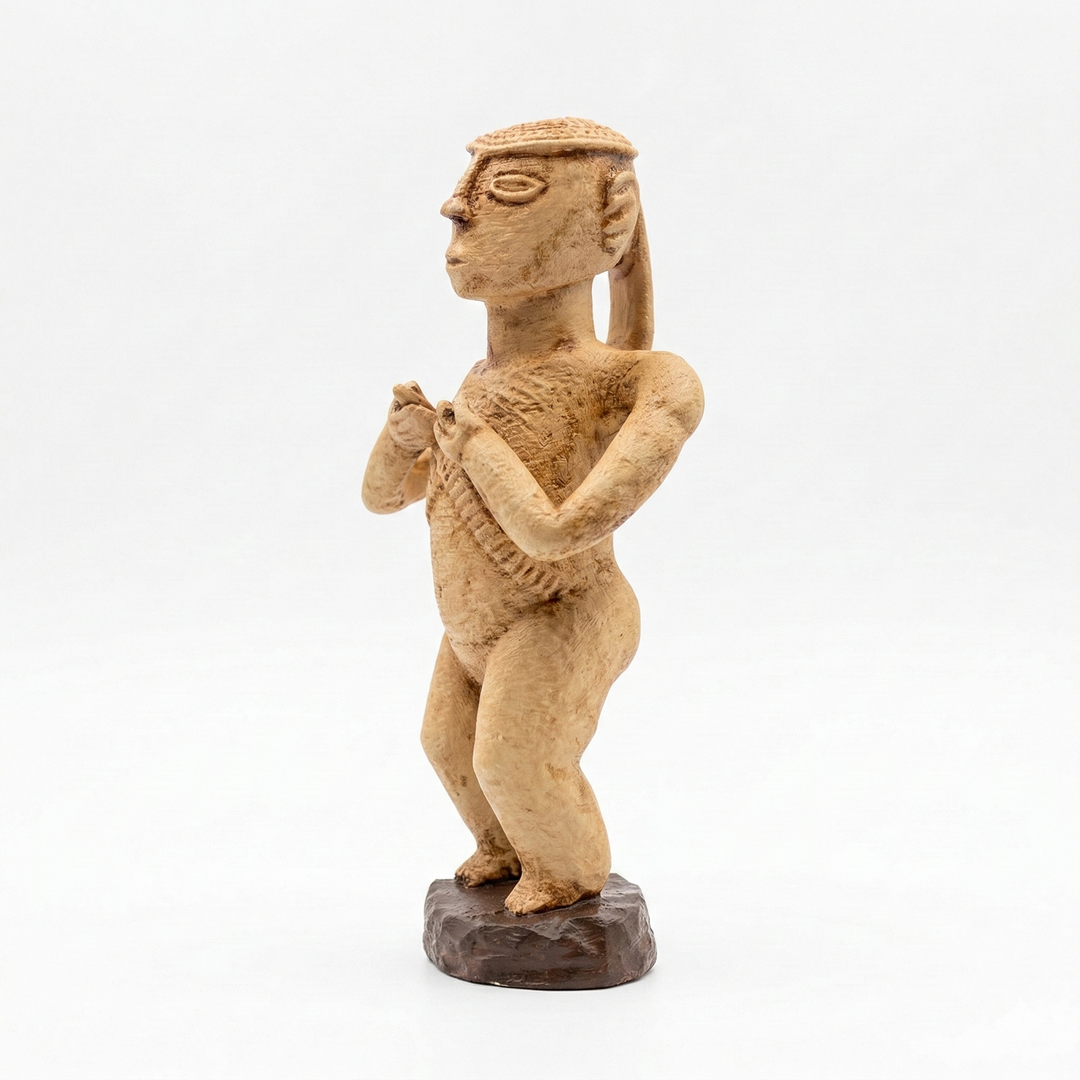 Senufo Kadın Ritüel Figürü Afrika heykeli ön çapraz açıdan görünüm. Batı Afrika Senufo kültürüne ait stilize kadın figürü formu ve bej toprak tonlu arkeolojik yüzey dokusu ile Afrika tribal sanat estetiğini yansıtan antropoloji temalı dekoratif heykel by ArkeoArtDesign