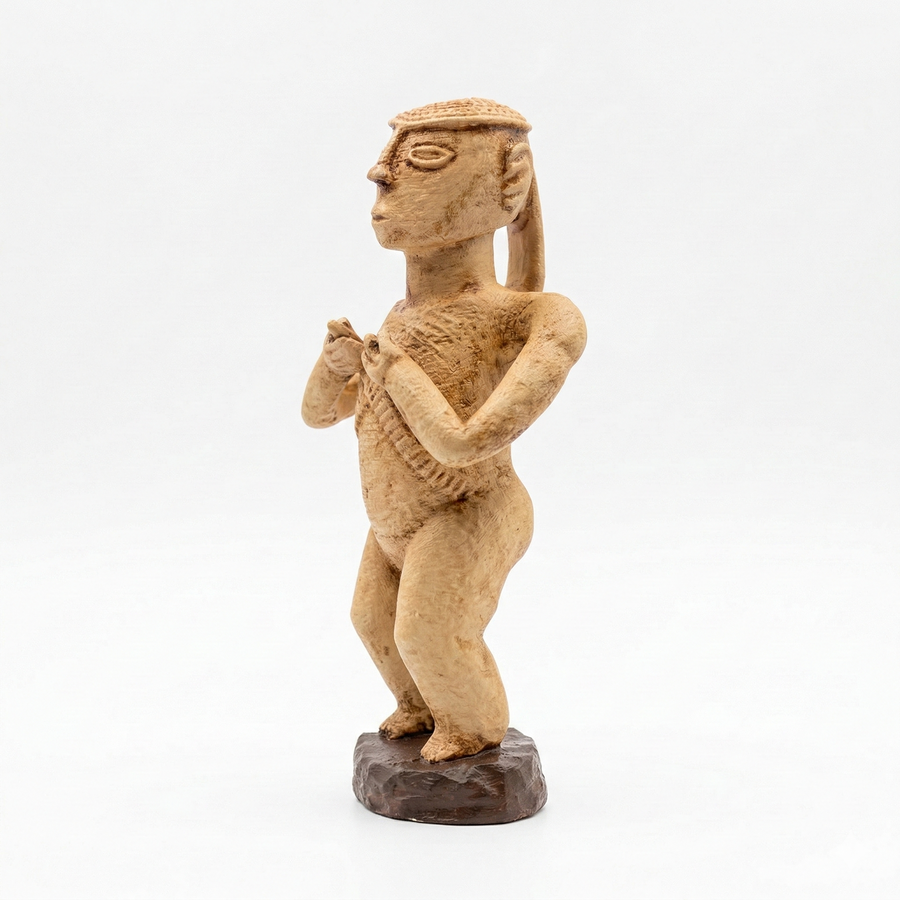 Senufo Kadın Ritüel Figürü Afrika heykeli ön çapraz açıdan görünüm. Batı Afrika Senufo kültürüne ait stilize kadın figürü formu ve bej toprak tonlu arkeolojik yüzey dokusu ile Afrika tribal sanat estetiğini yansıtan antropoloji temalı dekoratif heykel by ArkeoArtDesign