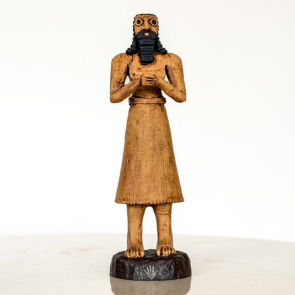 29,5 cm’lik Sümer Rahip-Kral Figürü’nün önden görünümü – geniş gözler, siyah sakal ve dua pozisyonu ile Sümer ibadet geleneğinin ruhani temsili. El yapımı Tell Asmar heykel replikası, koleksiyonluk Mezopotamya figürü. by ArkeoArt