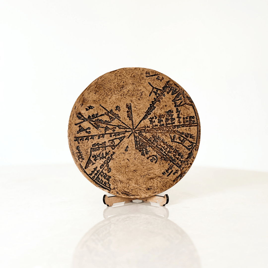 Babil Planisferi K-8538, Sumerian Star Map el yapımı replika yakın çekim. Mermer tozu ve polyester karışımı malzeme, el boyaması antik doku. Cuneiform yazı detayları, Mezopotamya astronomi ve kozmoloji tarihi. British Museum eseri replikası, koleksiyon ve dekor için mükemmel seçim.
