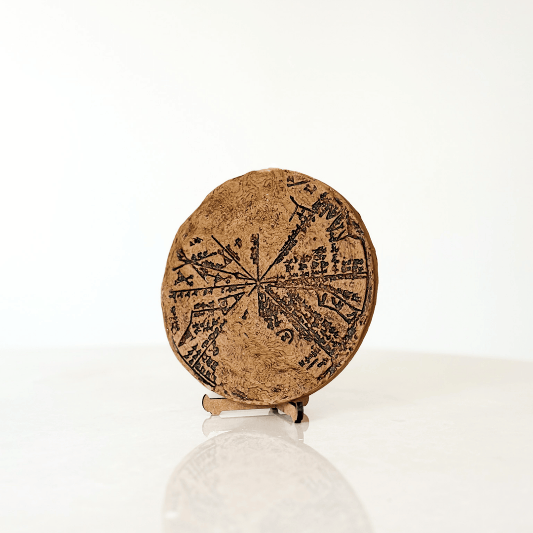 ArkeoArt logolu fon önünde sergilenen Sumerian Star Map, Babil Planisferi K-8538. Antik Mezopotamya astronomi haritası, el yapımı müze kalitesi replika. British Museum’daki orijinaline sadık üretim. Ev dekoru, ofis, kütüphane ve koleksiyon için ideal antik replika eser.