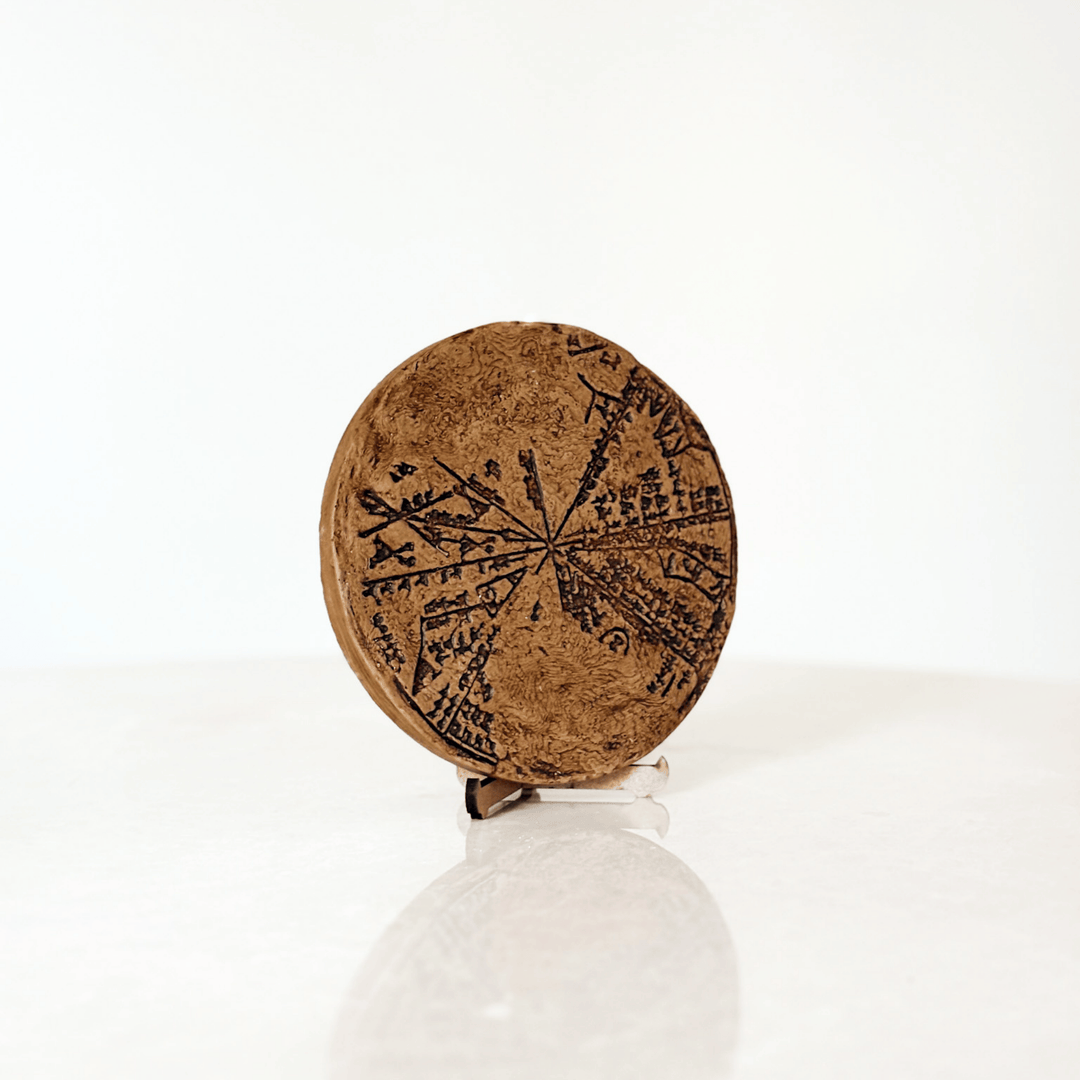 ArkeoArt logolu fon önünde sergilenen Sumerian Star Map, Babil Planisferi K-8538. Antik Mezopotamya astronomi haritası, el yapımı müze kalitesi replika. British Museum’daki orijinaline sadık üretim. Ev dekoru, ofis, kütüphane ve koleksiyon için ideal antik replika eser.